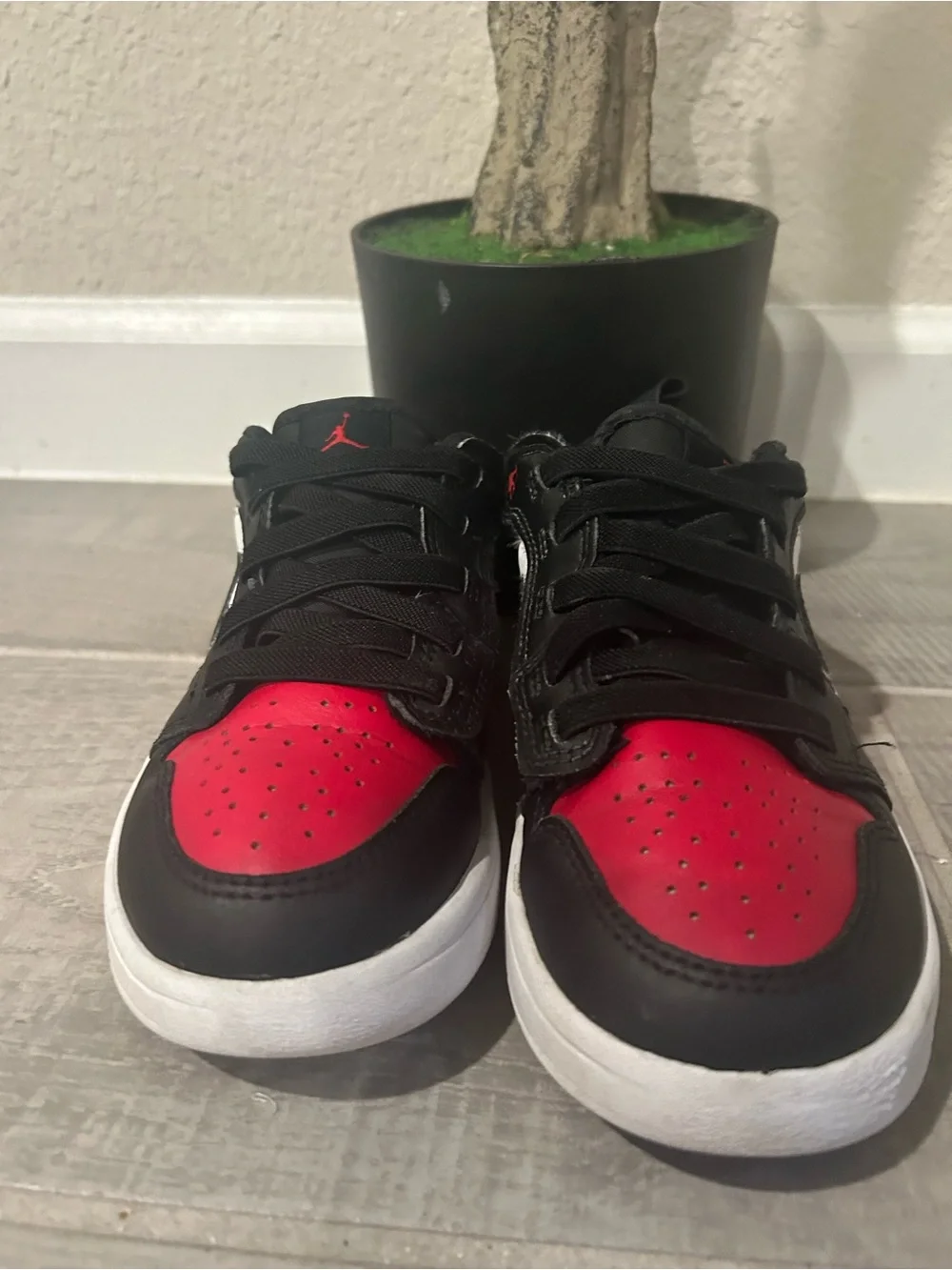 Nike Kids' Low-Top Sneakers in Black and Red